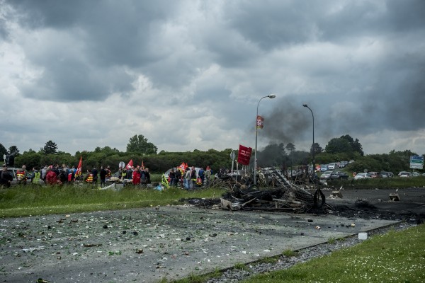 blocage devant le dépôt pétrolier de Douchy-les-Mines. Les accès sont bloqués par des barricades.