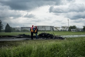 blocage devant le dépôt pétrolier de Douchy-les-Mines. Deux syndicalistes de la CGT regarde le dépôt bloqué.