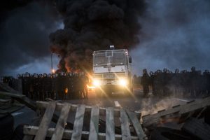 blocage devant le dépôt pétrolier de Douchy-les-Mines. La police arrive très tôt sur le blocage. Les manifestants mettent le feu aux barricades. Un canon à eau est mobilisé pour chasser les manifestant et libérer le dépôt pétrolier du blocage.