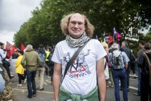 Florent porte un t-shirt floqué d’une photo détournée par APO de violences policières qu’il a subi le 31 mars 2016 à Lille