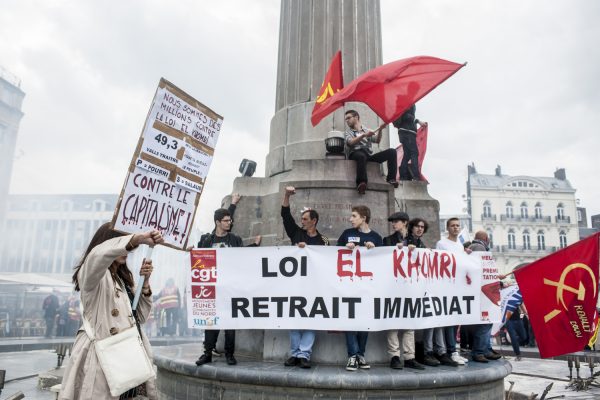 Quelques manifestants occupent la colonne de la Déesse à Lille