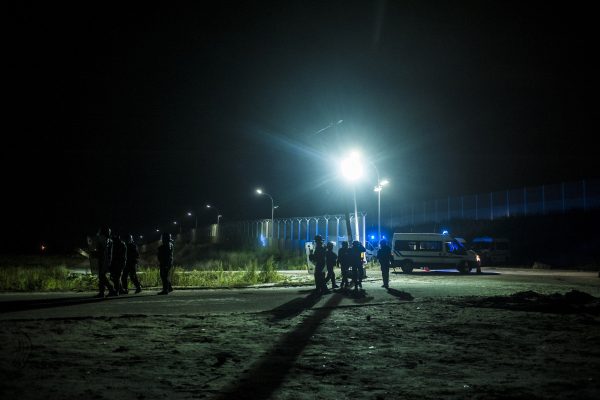 Les CRS se déploient et organisent leur intervention. Tous les soirs, des affrontements ont lieu autour de la jungle. La police utilise des gaz lacrymogènes et des canons à eau pour repousser les réfugiés dans la jungle.