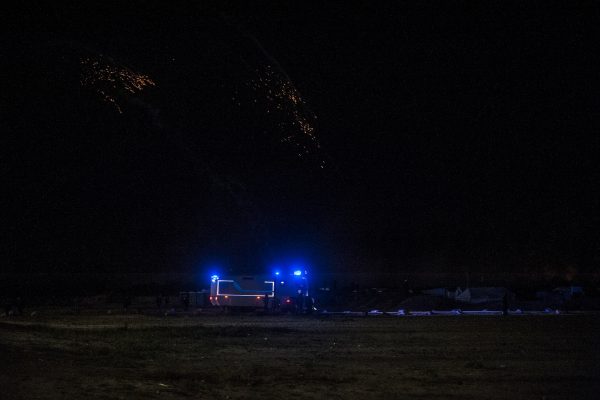 Une pluie de grenades lacrymogènes tombe sur la jungle. Tous les soirs, des affrontements ont lieu autour de la jungle. La police utilise des gaz lacrymogènes et des canons à eau pour repousser les réfugiés dans la jungle.