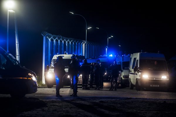 Des renforts arrivent avec un autre canon à eau pour relayer les CRS en action. Tous les soirs, des affrontements ont lieu autour de la jungle. La police utilise des gaz lacrymogènes et des canons à eau pour repousser les réfugiés dans la jungle.