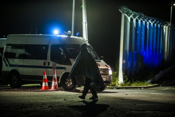 Un réfugié est déposé devant la jungle avec une couverture sur le dos par la Police Aux Frontières. Tous les soirs, des affrontements ont lieu autour de la jungle. La police utilise des gaz lacrymogènes et des canons à eau pour repousser les réfugiés dans la jungle.