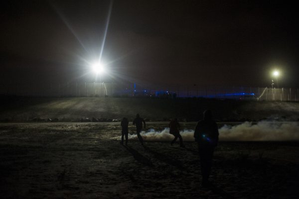 Depuis la rocade portuaire, les CRS envoient des gaz lacrymogènes vers la jungle. Tous les soirs, des affrontements ont lieu autour de la jungle. La police utilise des gaz lacrymogènes et des canons à eau pour repousser les réfugiés dans la jungle.