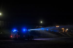 Le canon à eau emprunte les routes goudronnées pour s’approcher des entrées de la jungle et arroser les réfugiés. Tous les soirs, des affrontements ont lieu autour de la jungle. La police utilise des gaz lacrymogènes et des canons à eau pour repousser les réfugiés dans la jungle.