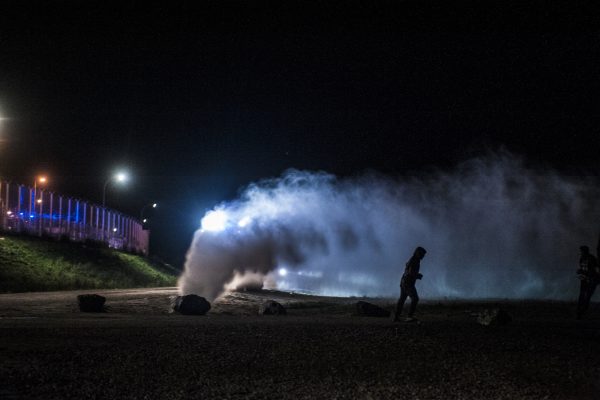 Grenades lacrymogènes et canon à eau seront utilisés contre les réfugiés pendant plus de 2 heures.Tous les soirs, des affrontements ont lieu autour de la jungle. 