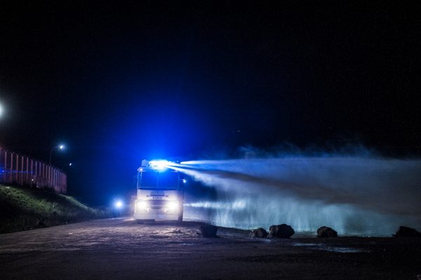 Grenades lacrymogènes et canon à eau seront utilisés contre les réfugiés pendant plus de 2 heures.Tous les soirs, des affrontements ont lieu autour de la jungle. 