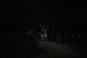 Des réfugiés lèvent les bras en signe de non violence. Ils seront tout de même gazés. Tous les soirs, des affrontements ont lieu autour de la jungle. La police utilise des gaz lacrymogènes et des canons à eau pour repousser les réfugiés dans la jungle.