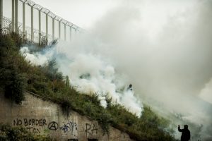 Manifestation en faveur des réfugiés. 1er octobre 2016 – Calais. Les abords de la jungle et de la rocade portuaire sont envahis par des gaz lacrymogène.