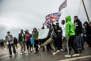Manifestation en faveur des réfugiés. 1er octobre 2016 – Calais. Malgré les charges de grenades et le canon à eau, certains dansent et chantent « UK »