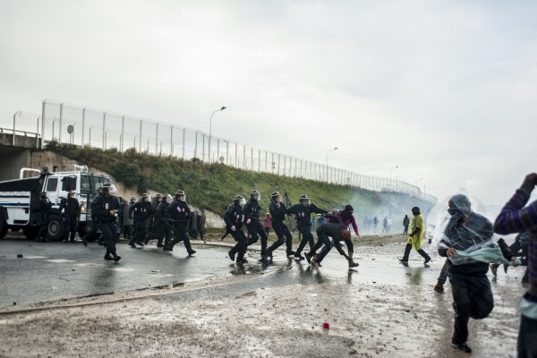 Manifestation en faveur des réfugiés. 1er octobre 2016 – Calais. La police charge les manifestants et arrête un manifestant.