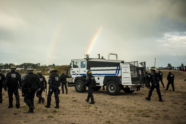Manifestation en faveur des réfugiés. 1er octobre 2016 – Calais. La police pénètre dans la bande des 100 mètres et repousse les manifestants dans la jungle.