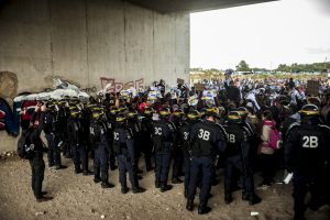 Manifestation en faveur des réfugiés. 1er octobre 2016 – Calais. Impossible d’entrer ou sortir de la jungle. La police interdisait tout mouvement.