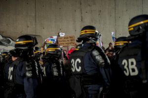 Manifestation en faveur des réfugiés. 1er octobre 2016 – Calais. Des soutiens et réfugiés brandissent des pancartes en faveur de l’ouverture des frontières.