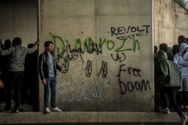 Manifestation en faveur des réfugiés. 1er octobre 2016 – Calais. Sous le pont de la rocade, des tags parlent de liberté et de révolte