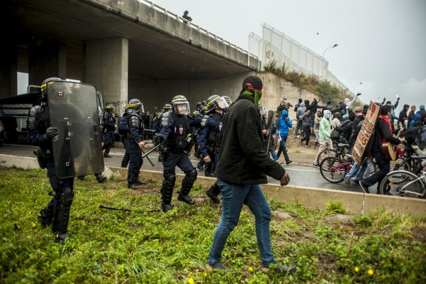 Manifestation en faveur des réfugiés. 1er octobre 2016 – Calais. 1ère charge de la police qui repousse les réfugiés et les soutiens vers la jungle et la bande des 100 mètres.