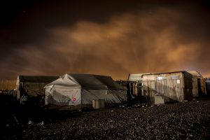 « La Jungle de Calais, la vie s’en est allée. »
Série de photos de nuit lors du démantèlement de la jungle de Calais.