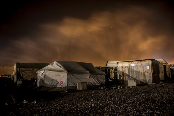 « La Jungle de Calais, la vie s’en est allée. »
Série de photos de nuit lors du démantèlement de la jungle de Calais.