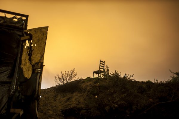 « La Jungle de Calais, la vie s’en est allée. »
Série de photos de nuit lors du démantèlement de la jungle de Calais.