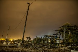 « La Jungle de Calais, la vie s’en est allée. »
Série de photos de nuit lors du démantèlement de la jungle de Calais.