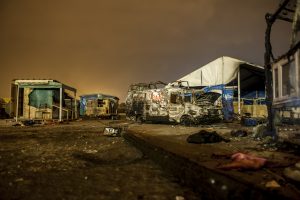 « La Jungle de Calais, la vie s’en est allée. »
Série de photos de nuit lors du démantèlement de la jungle de Calais.