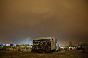 « La Jungle de Calais, la vie s’en est allée. »
Série de photos de nuit lors du démantèlement de la jungle de Calais..