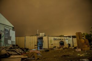 « La Jungle de Calais, la vie s’en est allée. »
Série de photos de nuit lors du démantèlement de la jungle de Calais.