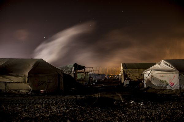 « La Jungle de Calais, la vie s’en est allée. »
Série de photos de nuit lors du démantèlement de la jungle de Calais.