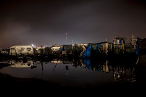 « La Jungle de Calais, la vie s’en est allée. »
Série de photos de nuit lors du démantèlement de la jungle de Calais.