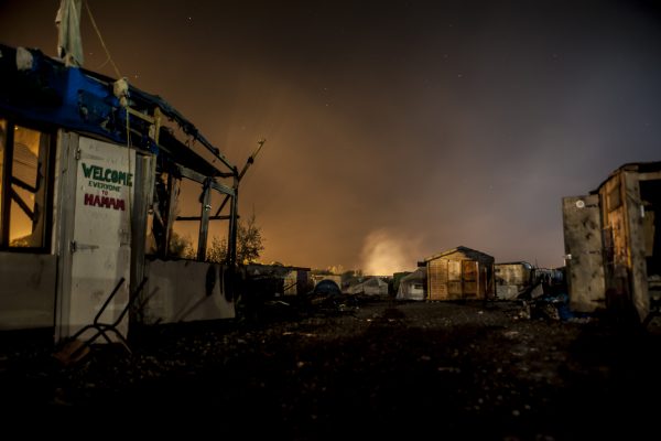 « La Jungle de Calais, la vie s’en est allée. »
Série de photos de nuit lors du démantèlement de la jungle de Calais.