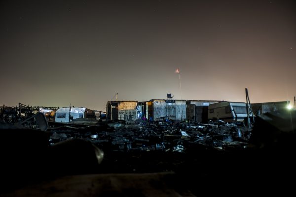 « La Jungle de Calais, la vie s’en est allée. »
Série de photos de nuit lors du démantèlement de la jungle de Calais.