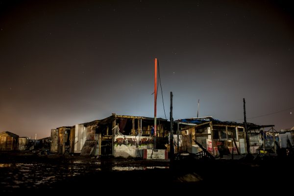 "La Jungle de Calais, la vie s'en est allée." Série de photos de nuit lors démantèlement de la jungle de Calais.