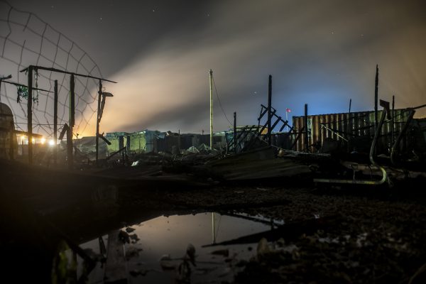 « La Jungle de Calais, la vie s’en est allée. »
Série de photos de nuit lors du démantèlement de la jungle de Calais.