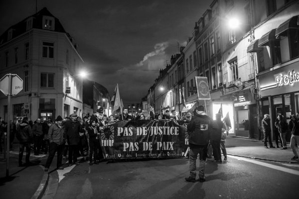 Plus de 500 personnes ont manifesté dans les rues de Lille en soutien à Théo et contre les violences policières.
En fin de la manif le cortège se sépare. Près de la moitié poursuit en manif spontanée qui sera très rapidement stoppée par la police largement déployée. 

Lille, le 15 février 2017