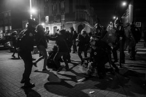 Plus de 500 personnes ont manifesté dans les rues de Lille en soutien à Théo et contre les violences policières.
En fin de la manif le cortège se sépare. Près de la moitié poursuit en manif spontanée qui sera très rapidement stoppée par la police largement déployée. 

Lille, le 15 février 2017