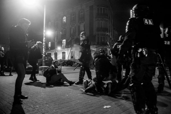 Plus de 500 personnes ont manifesté dans les rues de Lille en soutien à Théo et contre les violences policières.
En fin de la manif le cortège se sépare. Près de la moitié poursuit en manif spontanée qui sera très rapidement stoppée par la police largement déployée. 

Lille, le 15 février 2017