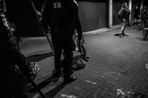 Plus de 500 personnes ont manifesté dans les rues de Lille en soutien à Théo et contre les violences policières.
En fin de la manif le cortège se sépare. Près de la moitié poursuit en manif spontanée qui sera très rapidement stoppée par la police largement déployée. 

Lille, le 15 février 2017