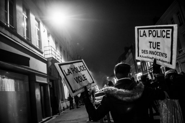 Manifestation en soutien à Théo et contre les violences policières – Lille – 9 février 2017 

Un homme tient deux pancartes pour dénoncer la mort d’Adama Traoré et le viol de Théo.