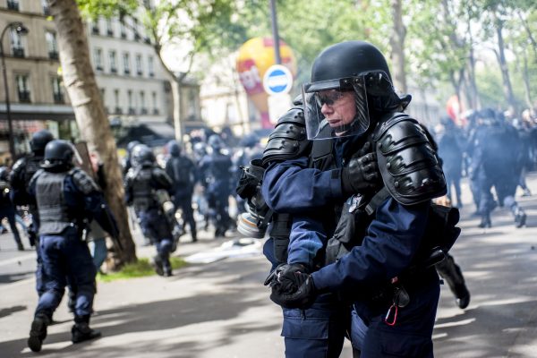 Une policière se blesse à la main avec une grenade. Manifestation du 1er mai 2017 à Paris 