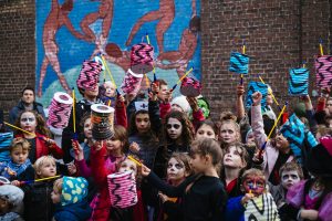 TOURCOING – 28 OCTOBRE 2017 : Soirée des allumoires organisée par les Floconneux à Tourcoing dans le quartier du flocon. Les jeunes enfants tiennent des alumoires et les plus grands sont déguisés. Une défilé dans le quartier a lieu accompagné par des majorettes et une fanfare.