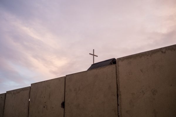 Sur le toit de l’église Erythréenne toujours débout au coeur de la zone sud de la Jungle de Calais rasée en mars 2016.
CALAIS Septembre 2016
