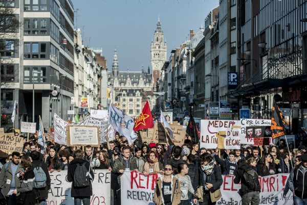 Les lycéens, étudiants et syndicalistes quittent la Grand Place de Lille.