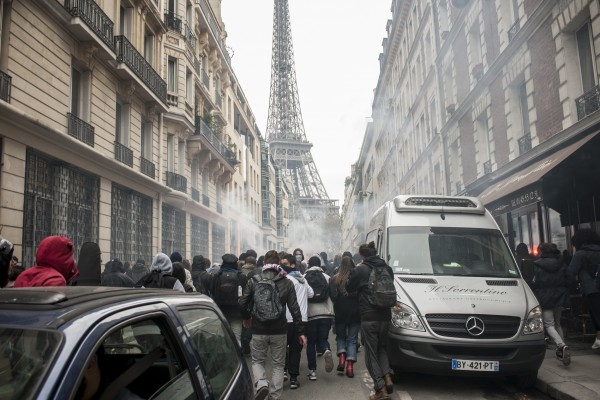 Manifestation sauvage dans les rues de Paris.