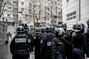 Suite aux violences sur un jeune lycéen du lycée Bergson à Paris, les lycéens partent en manif sauvage. Commissariat du 19ème arrondissement