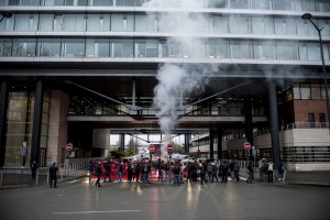 Un rassemblement de militants, étudiants et syndicalistes bloquent une entrée de Lille le 31 mars.