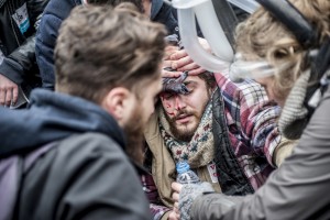 Un jeune étudiant est victime des coups de la police lors de l’évacuation de la Place de la République à Lille le 31 mars