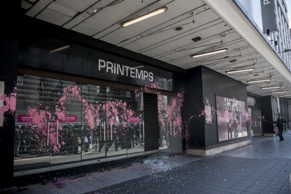 Les vitrines du magasin « Les Printemps » sont recouvertes de peinture rose à l’extincteur. 