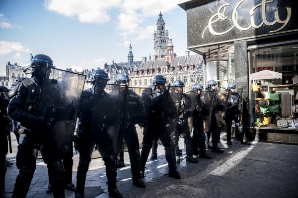 La police bloque l’accès à la Grand Place et le théâtre du Nord alors que la manifestation sauvage arrive.